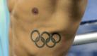 Das größte für einen Sportler: Olympia. Dieser Schwimmer hat sich die Ringe gleich auf seinen Rippen verewigen lassen - so hat er für immer eine Erinnerung an dieses Erlebnis.  Foto: dapd