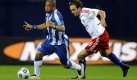 Fünfter Auswärtssieg des 13. Spieltages: Der VfL Bochum gewann die Partie beim Hamburger SV mit 1:0 und sicherte sich so die Punkte neun, zehn und elf. Das entscheidende Tor erzielte Dennis Grote nach einem Patzer von Joris Mathijsen (rechts). Foto: dpa