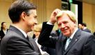 Der Ministerpräsident von Niedersachsen, David McAllister (links), und der hessische Ministerpräsident, Volker Bouffier (beide CDU), halten zu Beginn der Bundesratssitzung in Berlin noch kurz ein Schwätzchen. Für ihre Partei wird es demnächst schwer, sich im Bundesrat durchzusetzen: Nach dem Regierungswechsel in Nordrhein-Westfalen hat Schwarz-Gelb jetzt keine Mehrheit mehr in der Ländervertretung. Foto: dpa