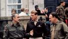 Das Weltkriegsepos Die Brücke von Arnheim  (1977), in dem Connery neben zahlreichen weiteren hochkarätigen Stars zu sehen war, gehörte  abgesehen von den Bond-Filmen  zu seinen erfolgreichsten Filmen in den Siebzigern. Hier: In einer Drehpause mit Ryan ONeal und Gene Hackman. Foto: Schwarzkopf & Schwarzkopf