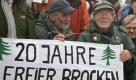Wanderer feiern am 3. Dezember 2009 die Enthüllung einer Gedenktafel. Der Berg war bis zum 3. Dezember 1989 militärisches Sperrgebiet. In der Mitte steht Benno Schmidt, besser bekannt als Brocken-Benno. Foto: ap