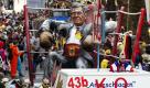 Rheinland-Pfalz/ Ein Motivwagen des Mainzer Carneval Vereins (MCV), der den ehemaligen Bundespraesidenten Christian Wulff als 'ausgeknockten' Boxer in der Ringecke zeigt, faehrt am Montag (20.02.12) in Mainz beim 61. Rosenmontagszug unter dem Motto 'Dem Zeitgeist naerrisch auf der Spur - mit Mainzer Fassenachtskultur' durch die Stadt. Auf den Wagen der Rosenmontagszuege sind oft komische Figuren zu sehen, die wichtige Politiker oder Stars zeigen. Damit machen sich die Karnevalsfreunde ueber sie lustig. Besonders veraeppelt wurde in diesem Jahr der ehemalige Bundespraesident Christian Wulff. (zu dapd-Text)
Foto: Torsten Silz/dapd Foto: dapd