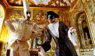 Pulcinellen stehen in ihren barocken Kostümen in der Königswohnung im Neuen Palais in Potsdam. Sie sind Darsteller in dem Stück Monsieur di Porsugnacco (Der Liebhaber vom Lande). Das komische Intermezzo nach Moliere, das 1750 in Potsdam auf dem Spielplan stand, feiert am 7. Mai im Rahmen des Barocken Musiksommers in einer neuen Inszenierung Premiere. Foto: dpa