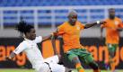 Derek Boateng (l) aus Ghana kann sich nicht gegen James Chamanga durchsetzen: Foto: EPA Foto: dpa