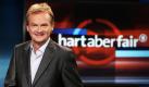 ARCHIV - Der Moderator Frank Plasberg steht am 22.10.2007 in Köln im Studio seiner ARD-Talkshow 'Hart aber fair'. Der 53-Jährige talkt gegenwärtig mittwochs um 21.45 Uhr, müsste aber nach der Verpflichtung von Jauch ab Herbst 2011 auf 22.45 Uhr ausweichen. Foto: Jörg Carstensen (zu dpa 0485 vom 11.06.2010) +++(c) dpa - Bildfunk+++  Foto: dpa