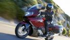 Köln (dpa/tmn) - Für Motorradtouristen mit gehobenen Ansprüchen hat BMW die K 1600 GT präsentiert. Der 1649 Kubikzentimeter große Sechszylindermotor des Tourers leistet 118 kW/160 PS, teilte BMW zum Start der Motorradmesse Intermot in Köln (6. bis 10. Oktober) mit. Fast Dreiviertel des maximalen Drehmoments von 175 Newtonmetern sollen bereits im unteren Drehzahlbereich anliegen. Mit 319 Kilogramm bringt die K 1600 GT rund 60 Kilogramm weniger auf die Waage, als ihre Vierzylinder-Vorgängerin K 1200 LT. Die Komfortvariante des Touring-Flaggschiffes mit dem Typenkürzel GTL ist besonders gut für Reisen mit Beifahrer geeignet. Die Preise sollen kurz vor dem Marktstart im Frühjahr 2011 bekanntgegeben werden und bei rund 20 000 Euro beginnen. Serienmäßig haben beide K-1600-Modelle unter anderem ABS, Xenon-Scheinwerfer und einen elektronischen Gasgriff (Ride-by-Wire-System) an Bord. Zur Standardausstattung gehören außerdem Tempomat, Griff- und Sitzheizung sowie ein höhenverstellbarer Fahrersitz. Gegen Aufpreis bietet nach eigenen Angaben als erster Motorradhersteller weltweit ein adaptives Kurvenlicht an, das die Straße bei nächtlichen Schräglagenfahrten besser ausleuchtet. Als weitere Extras sind eine elektrisch verstellbares Fahrwerk, eine Traktionskontrolle und ein Koffersystem mit Zentralverriegelung erhältlich. Der Sechszylinderreihenmotor wird bei der K 1600 GT aus einem 24-Liter-Tank versorgt (GTL: 26,5 Liter). Für eine durchschnittliche Reisegeschwindigkeit von 120 km/h gibt BMW einen Verbrauch von 5,7 Litern an. Die GTL benötigt 0,2 Liter mehr. Auf Tempo 100 soll die Basisversion in 3,2 Sekunden beschleunigen, ihre luxuriöse Schwester benötigt dafür 3,4 Sekunden.
 Foto: dpa
