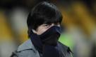Nach dem 3:3 gegen die Ukraine hat Joachim Löw seine gewagten Experimente von Kiew verteidigt, die Dreier-Abwehrkette für das Prestigeduell gegen die Niederlande aber wieder in die Schublade befördert. Am Dienstag in Hamburg wird der Bundestrainer mit gewohnter Taktik und seinem besten Personal spielen lassen. Foto: dapd