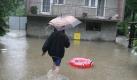 A person walking down a flooded street in Krakow, Poland, on 28 July 2010. Parts of the city are inundated by the nearby river Serafa after the recent heavy rains. Flood alerts of varying degrees have been introduced in Krakow and Nowy Sacz, as well as seven municipalities in southern Poland. EPA/JACEK BEDNARCZYK +++(c) dpa - Bildfunk+++

 Foto: dpa