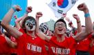 Der Einzug ihrer Fußball-Nationalmannschaft ins WM-Achtelfinale hat die Südkoreaner in einen Freudentaumel versetzt. Als neues Kapitel in der Geschichte des südkoreanischen Fußballs feierten Staatspräsident Lee Myung Bak, die Fans und die Medien des ostasiatischen Landes am Mittwoch vor allem die Tatsache, dass die Vierten der WM 2002 im eigenen Land zum ersten Mal das Achtelfinale bei einer Weltmeisterschaft auf fremdem Boden erreicht haben. Foto: dpa
