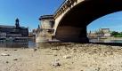 Die Hitze der vergangenen Tage macht sich auch an der Elbe bemerkbar. Ein Pfeiler der Augustusbrücke in Dresden steht zwischen der Semperoper und der Frauenkirche auf dem Trockenen. Der Pegel der Elbe zeigt am Morgen nur 87 Zentimeter, normal wären über 2,30 Meter. Foto: dpa