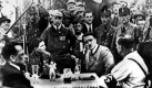 Das Archivbild von 1925 zeigt Adolf Hitler bei einem Besuch einer bayerischen Gruppe der Nationalsozialisten. Als Gründungsort der NSDAP hatte besonders München für Hitler einen hohen persönlichen und politischen Stellenwert. Am 02.08.1935 verlieh der Führer der Stadt München offiziell den Titel 'Hauptstadt der Bewegung'. dpa (zu dpa/lby-Themenpaket 'München - die Hauptstadt der Bewegung' vom 03.11.1998) nur s/w Foto: dpa