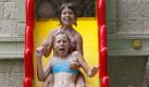 Drei Mädchen rutschen am Montag (02.08.2010) im 'schwapp' Schwimm- und Badeparadies in Fürstenwalde (Brandenburg) ins Planschbecken. Kinder und Eltern können sich auf mehreren Rutschen amüsieren. Auf Einzel- oder Paarreifen sausen die Familien die Master Blaster, eine Berg- und Talrutsche, hinab. Mutige Eltern und Kinder wagen eine Rutschpartie durch die Black Hole oder die 85 Meter lange Röhrenrutsche. Foto: Nestor Bachmann/lbn +++(c) ZB-FUNKREGIO OST - Honorarfrei nur für Bezieher des ZB-Regiodienstes+++ Foto: ZB-Regiodienstes