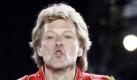 Bei Rock-Star Jon Bon Jovi (49) darf jeder soviel zahlen wie er kann: Um Bedürftigen zu helfen, eröffnete er ein Restaurant im Stil einer Suppenküche. Auf der Speisekarte der «JBJ Soul Kitchen» in Red Bank (US-Bundesstaat New Jersey) stehen leckere Gerichte wie Rote-Beete-Salat, Gemüsesuppe und gebackener Fisch. Preise gibt es allerdings nicht. Foto: dpa