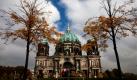 Der goldene Oktober neigt sich dem Ende zu: Noch sorgt Hochdruckgebiet Norman für sonniges Herbstwetter, wie hier im Lustgarten vor dem Berliner Dom in Berlin. In der zweiten Wochenhälfte gewinnt jedoch ein Tiefdruckgebiet Oberhand und bringt vermehrt Regen. Foto: dpa