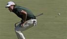 Phil Mickelson ärgert sich, weil er auf dem achten Grün beim Golf-Masters in Augusta (US-Bundesstaat Georgia) die Chance zum Eagle verpasst hat. Foto: ap