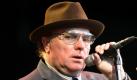 Eine Stimme zum Dahinschmelzen. Van Morrison und seine damalige Band Them setzten Mitte der 1960er Jahre mit It's all over now, Baby Blue den Liebessong schlechthin um. Dabei hört sich der gebürtige Nordire an wie Mick Jagger von den Rolling Stones.  Foto: dpa