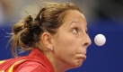 Die rumänische Tischtennisspielerin Elisabeta Samara fokussiert mit ihrem Blick den Ball bei der Angabe. Sie tritt im ersten Spiel der Europameisterschaft in Stuttgart gegen Danielle Kronsbruck aus Luxemburg an. Foto: ap