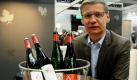 Günther Jauch, der im Sommer letzten Jahres unter die Winzer gegangen ist, schenkt auf der Mainzer Weinbörse persönlich Proben seines edlen Tropfens aus. Der Weinanbau macht ihm richtig Spaß: Das ist eine faszinierende und interessante Welt, in die ich da eingetaucht bin, sagt Jauch. Ich bin noch in der Lernphase. Foto: dpa