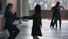 Tanz unter Laternen: Am Sonntag startet das chinesische Laternenfestival in Taipeh - Einige Paare im Sun Yatsen-Memorial üben schon mal. Foto: ap