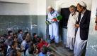 Titus Dittmann (von links), Rupert Neudeck (Gründer Grünhelme) und Zobair Akhi (Projektleiter Grünhelme) bei einem Schulbesuch in Afghanistan. Foto: skate-aid
