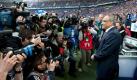 Bitte lächeln! Auf Schalke stand vor allem Felix Magaths Rückkehr mit dem VfL Wolfsburg im Mittelpunkt. Von den Fans wurde Magath fair empfangen. Nur die Fotografen waren etwas aufdringlich. Foto: dpa