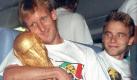 ... Andy Brehme hatte 1990 eine wirklich innige Beziehung mit dem WM-Pokal. Sein Mitspieler Icke Häßler schien damals etwas eifersüchtig zu sein. Heute ... Foto: dpa