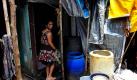Eine indische Prostituierte steht in der Tür ihres Hauses im Rotlichtviertel  Kamathipura in Mumbai. Fast der Hälfte der 10.000 Prostituierten von Mumbai arbeiten in diesem Viertel. Foto: ap