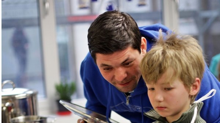Tim Mälzer kochte 2016 gemeinsam in der neuen Übungsküche der Adam-Friedrich-Oeser-Schule in Leipzig, die beim