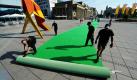 Ob dieser Teppich biologisch abbaubar ist? Die grüne Auslegware wird auf dem Schlossplatz in Stuttgart ausgerollt, um das 30. Jubiläum der Grünen Oppositionsfraktion im Landtag zu feiern. Der Teppich schmückt den Boden auf der Strecke vom Stuttgarter Bahnhof zum Schlossplatz. Foto: dpa