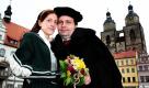 Theresa Bürkner als Katharina von Bora (1499-1552) und Christian Herold als Martin Luther (1483-1546) posieren auf dem Marktplatz der Lutherstadt Wittenberg. In jedem Jahr wird in Wittenberg ein neues Lutherpaar für das Volksfest Luthers Hochzeit gewählt. Foto: ddp