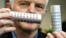 Bruno Gruber präsentiert in Nürnberg während der Produktneuheiten-Vorstellung zur Internationalen Erfindermesse IENA eine antibakterielle Türklinke. Beim Aufsetzen der Klinke auf die Tür benetzt eine sichtbare farbliche Hülse durch Poren bei jeder Benutzung die Klinke sowie die Hand mit desinfizierendem Mittel. Foto: dpa