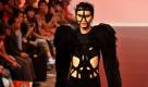 Während der Fashion Week in Hongkong präsentieren etwa 1700 Aussteller in vier Tagen ihre neuesten Modelle. Das Model zeigt einen etwas eigenwilligen Look der Designerin Himma Wong, der eher an einen Vogel erinnert. Sicher keine Wahl für den Stadtbummel. Foto: dapd