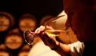 Winzer Greg Allan probiert den diesjährigen Wein des Dolce-Weinguts in Oakville, Kalifornien. Foto: ap