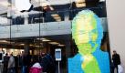 Am Apple-Store in München prangte heute ein übergroßes Konterfei des verstorbenen Apple-Mitbegründers Steve Jobs. Gefertigt wurde es aus Tausenden gelben, grünen und blauen Post-it-Zetteln. Auf die Papierzettel können Nachrichten geschrieben werden. Jobs starb am 05. Oktober 2011 im Alter von 56 Jahren an Krebs. Foto: dpa