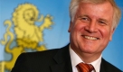 Der designierte CSU-Vorsitzende und bayerische Ministerpraesident, Bundeslandwirtschaftsminister Horst Seehofer lacht am Montag, 13. Oktober 2008, waehrend einer Pressekonferenz nach der Vorstandssitzung in Muenchen. (AP Photo/Matthias Schrader) --- Horst Seehofer, German Agricultural Minister and designated chairman of the Christian Social Union party (CSU), smiles during a news conference after a board meeting in Munich, southern Germany, Monday, Oct. 13, 2008. (AP Photo/Matthias Schrader) Foto: ap