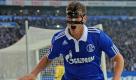 Der Mann mit der Maske, Teil eins: Schalkes niederländischer Stürmer Klaas Jan Huntelaar hatte sich im Länderspiel gegen Deutschland am Dienstag noch dezent zurückgehalten. Am Samstag traf er gegen den «Club» doppelt. Foto: dapd