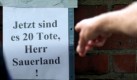 'Jetzt sind es 20 Tote, Herr Sauerland!' steht am Dienstag (27.07.2010) in Duisburg auf einem Blatt Papier, das an einem Zaun nahe der Unglücksstelle gegen den Dusiburger Oberbürgermeister Adolf Sauerland protestiert. In der Nähe waren am Samstag (24.07.2010) 20 Menschen zu Tode gekommen, hunderte wurden zum Teil schwer verletzt. Foto: Roland Weihrauch dpa/lnw +++(c) dpa - Bildfunk+++ Foto: dpa
