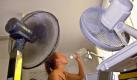 Die Büroangestellte Silke Stoll trinkt am Montag (11.08.2003) an ihrem Arbeitsplatz in Schweinfurt aus einer Wasserflasche. Sie ist dabei von zwei Ventilatoren eingerahmt, welche ihr Abkühlung verschaffen sollen. Noch bis zur Mitte der Woche hat das Hoch 'Michaela' mit Temperaturen über 35 Grad Bayern fest im Griff. Ab Donnerstag soll es laut Meteorologen endlich wieder Abkühlung geben.
 Foto: dpa