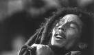Archivbild vom 2. Juni 1980 zeigt Bob Marley in München. 15 Jahre nach seinem Tod ist wenigstens seine Stimme auf dem neuen Album 'Soul Almighty' zu den Fans zurückgekehrt. Vier unveröffentlichte Songs der Rasta-Legende sind erstmals auf CD zu hören. Und das ist erst der Anfang: Da in den Archiven des Marley-Clans noch 120 unveröffentlichte Tracks aus den Jahren 1967 bis 1972 lagern, wird sich die Rasta-Gemeinde noch bis ins Jahr 2006 jährlich an Marley-CDs erfreuen können.

 Foto: dpa