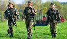 Skilangläuferin Manuela Henkel und die Biathletinnen Kati Wilhelm und Andrea Henkel (von links nach rechts) üben als Sportsoldatinnen den Umgang mit einem Sturmgewehr G36 während einer militärischen Ausbildung in einer Kaserne im thüringischen Gotha. Sportsoldaten erhalten einmal jährlich eine militärische Ausbildung. Foto: ap