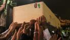 People carry a coffin containing mortal remains of one of the victims of plane crash, as it arrives in Karachi, Pakistan in the early hours of 29 July 2010. An Airblue plane carrying 152 passengers crashed in the hills in capital Islamabad on 28 July, killing all the passengers and crew onboard. EPA/REHAN KHAN +++(c) dpa - Bildfunk+++

 Foto: dpa