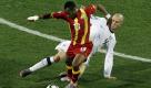 Ghana war in der ersten Hälfte das dominierende Team. Hier behauptet Ghanas Andre Ayew (vorn) den Ball vor dem US-Amerikaner Michael Bradley. Foto: ap