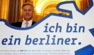 Berlins Regierender Buergermeister Klaus Wowereit (SPD) posiert am Montag (06.09.10) in Berlin - Mitte im Roten Rathaus waehrend einer Praesentation einer neuen Berlin-Kampagne. Wowereit hat mit Vertretern aus Wirtschaft und Gewerkschaften eine neue Werbekampagne fuer Berlin als Industriestandort praesentiert. Wir wollen verstaerkt das Bewusstsein dafuer schaerfen, dass Berlin eine Industriestadt ist, sagte Wowereit am Montag. Foto: Clemens Bilan/dapd Foto: ap
