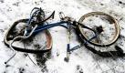 Das Polizeifoto zeigt ein Fahrrad, das nahe dem Autobahnkreuz Bielefeld auf die A33 geworfen wurde. Eine junge Autofahrerin erlitt leichte Verletzungen, als sie den Rädern ausweichen wollte und gegen die Mittelleitplanke prallte. Sechs Autos, darunter ein Zivilfahrzeug der Autobahnpolizei, wurden beschädigt, als sie die Fahrräder überfuhren.  Foto: dpa