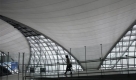 Ein einsamer Reisender auf dem Suvarnabhumi International Airport in Bangkok. Thailands Tourismus ist in der Krise: Politische Unruhen im Land und die globale Rezession haben die Buchungen einbrechen lassen. Foto: ap