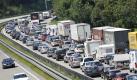 Drei große Bundesländer haben Ferienbeginn und schon staut es sich kilometerlang. Hier stehen die Autos am Freitag auf der A8 München-Salzburg. Am Samstag meldete die Polizei auf dieser Strecke Staus von bis zu 13 Kilometern. Foto: dapd