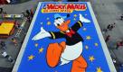 Anlässlich des 60. Jubiläums der Kinderzeitschrift Micky Maus entstand im Legoland Deutschland aus 533.000 Legosteinen das mit 137,28 Quadratmetern Fläche größte Legomosaik der Welt. Als Motiv diente das aktuelle Titelbild des Micky Maus-Magazins. Foto: dpa