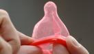 Eine Latexallergie bedeutet also nicht automatisch eine grundsätzliche Unverträglichkeit gegenüber Kondomen. Gummis aus Polyurethan wie Avanti oder Femidom für die Frau (liegt wie eine Hülle in der Scheide) sind auch für Latexallergiker bestens geeignet.  Foto: dpa
