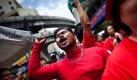Anhänger der thailändischen Oppositionsbewegung Rothemden haben sich zu einer Kundgebung gegen die Regierungspartei am Erwan-Schrein im Zentrum Bangkoks versammelt. Gleichzeitig erinnerten die Aktivisten an die Todesopfer der Straßenproteste gegen die Regierung im vergangenen Jahr. Foto: dapd