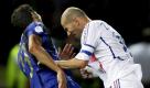 Das Ende einer großen Karriere: Zinedine Zidane (r.) streckt Italiens Marco Materazzi mit einem Kopfstoß nieder. Foto: dpa